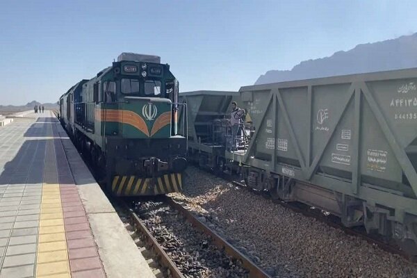 قطار خاش-إيرانشهر ينطلق في مسيره لأول مرة
