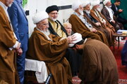 آیین عمامه گذاری طلاب توسط آیت الله مکارم شیرازی