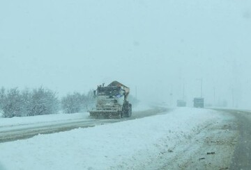 برفروبی بیش از ۳۵۰۰ کیلومتر از جاده‌های همدان؛ مه سنگین در گردنه‌ها