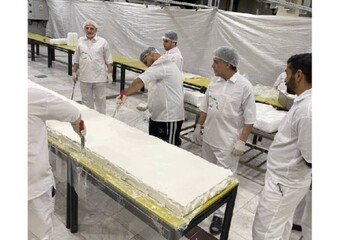 پخت کیک ۵۰۰ متری در حرم رضوی به مناسبت میلاد امام زمان (عج)