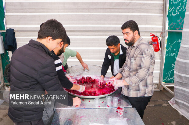 موکب‌های مردمی پذیرای زائران نیمه‌شعبان در طریق‌المهدی(ع)