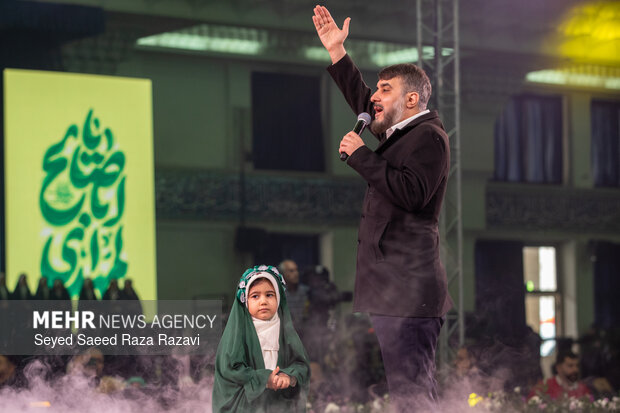 «به عشق مهدی» زیر باران بهاری مصلی؛ جوانه های انتظار در دل پیر و جوان