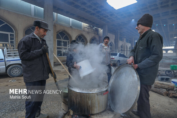 طبخ ۱۱۰ عدد دیگ آش نذری در اراک