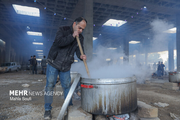 طبخ ۱۱۰ عدد دیگ آش نذری در اراک