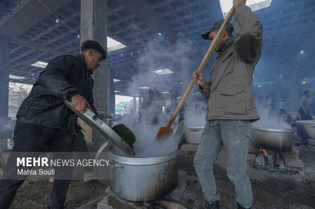 طبخ ۱۱۰ عدد دیگ آش نذری در اراک