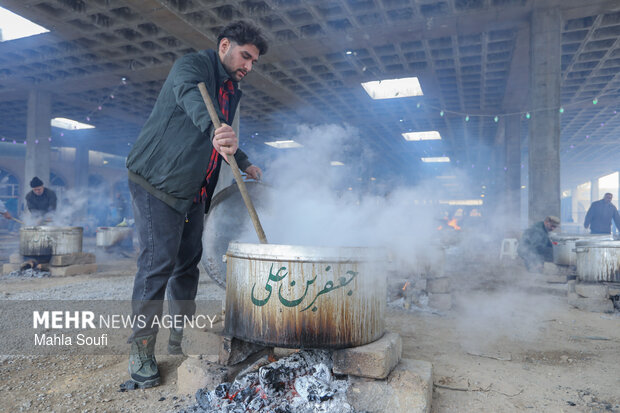 طبخ ۱۱۰ عدد دیگ آش نذری در اراک