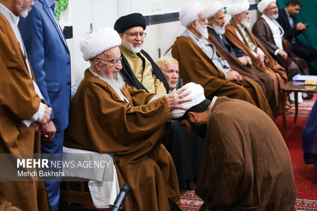 آیین عمامه گذاری طلاب توسط آیت الله مکارم شیرازی
