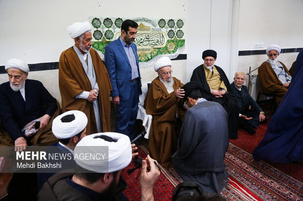 آیین عمامه گذاری طلاب توسط آیت الله مکارم شیرازی