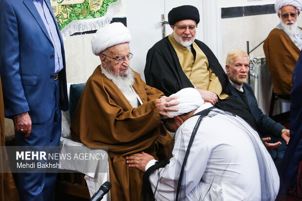 آیین عمامه گذاری طلاب توسط آیت الله مکارم شیرازی