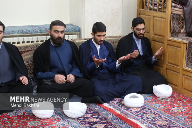 آیین عمامه گذاری طلاب توسط آیت الله مکارم شیرازی