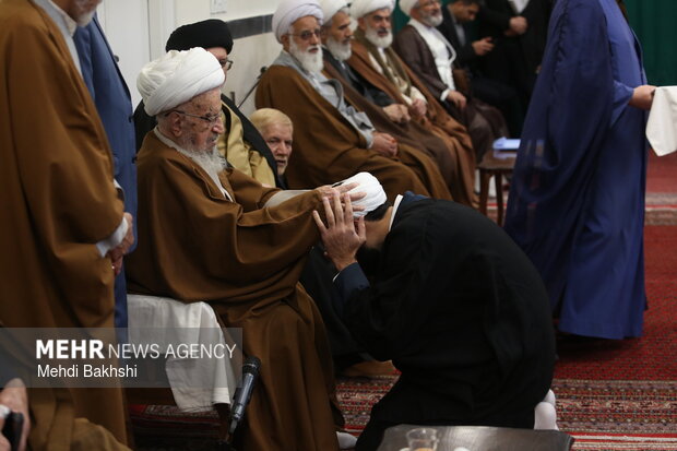 آیین عمامه گذاری طلاب توسط آیت الله مکارم شیرازی