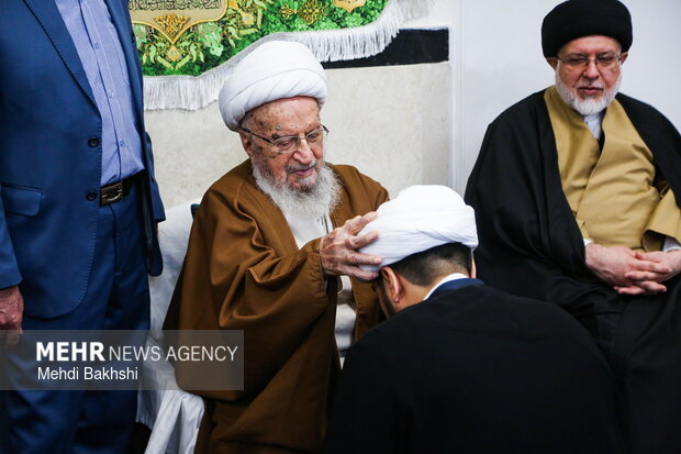 آیین عمامه گذاری طلاب توسط آیت الله مکارم شیرازی