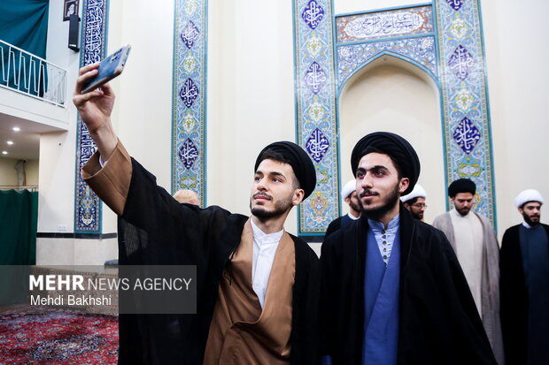 آیین عمامه گذاری طلاب توسط آیت الله مکارم شیرازی