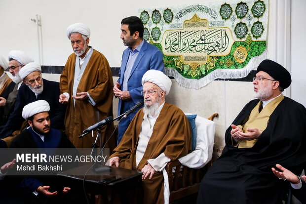 آیین عمامه گذاری طلاب توسط آیت الله مکارم شیرازی