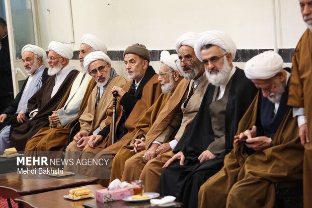 آیین عمامه گذاری طلاب توسط آیت الله مکارم شیرازی