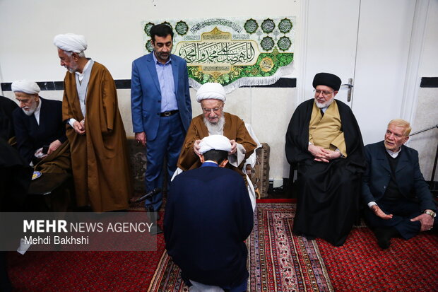 آیین عمامه گذاری طلاب توسط آیت الله مکارم شیرازی