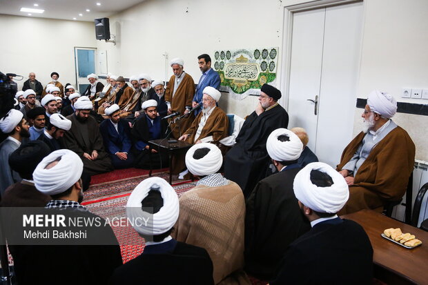 آیین عمامه گذاری طلاب توسط آیت الله مکارم شیرازی