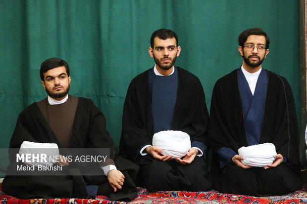 آیین عمامه گذاری طلاب توسط آیت الله مکارم شیرازی