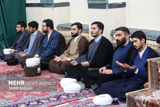 آیین عمامه گذاری طلاب توسط آیت الله مکارم شیرازی