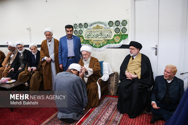 آیین عمامه گذاری طلاب توسط آیت الله مکارم شیرازی