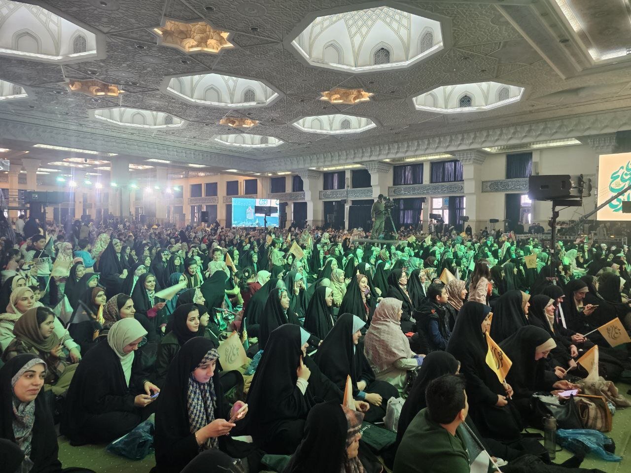 «به عشق مهدی» زیر باران بهاری مصلی