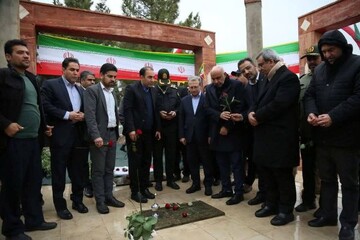 ادای احترام وزیر تعاون به شهدای گمنام شهر مزداوند خراسان رضوی