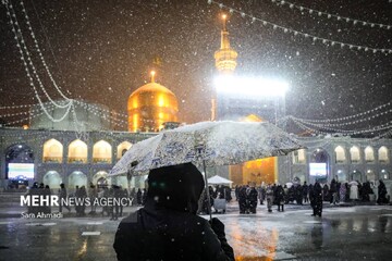 طنین نقاره خانه حرم مطهر امام رضا(ع) در عصر برفی مشهد