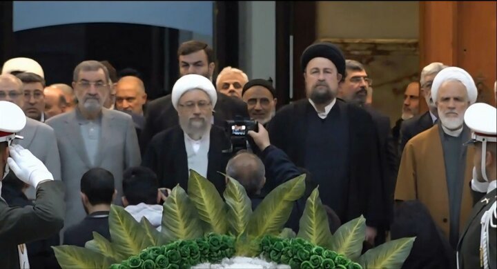 أعضاء مجمع تشخيص مصلحة النظام يجددون العهد مع مبادئ الإمام الخميني (رضي الله عنه)