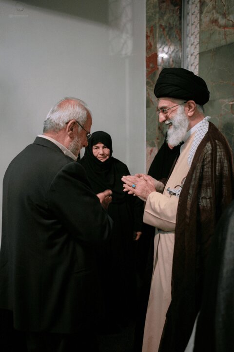 نشر صور لوالدي الشهيد نصر الله مع سماحة قائد الثورة الاسلامية