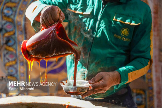 پخت ۵۰ تن سمنو در شیراز