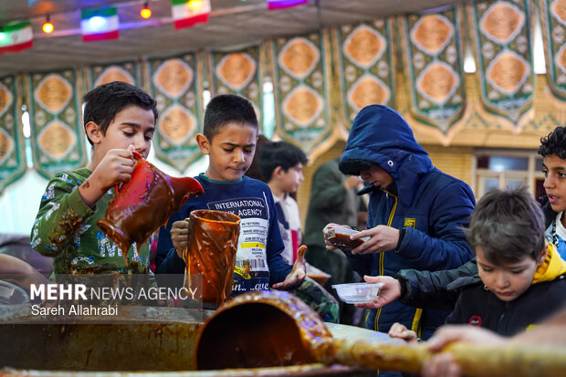 پخت ۵۰ تن سمنو در شیراز