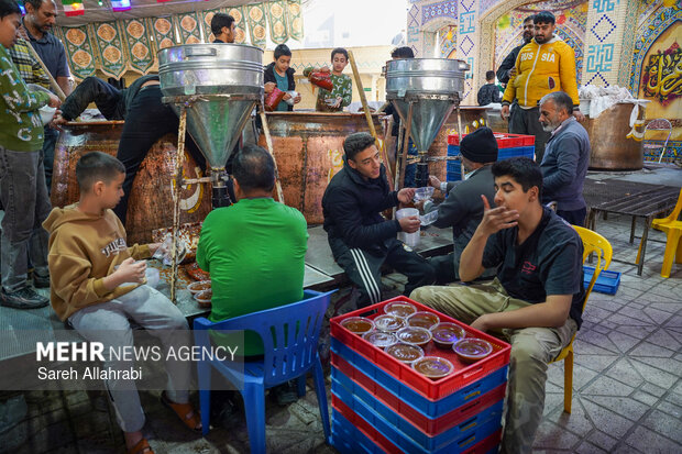 پخت ۵۰ تن سمنو در شیراز