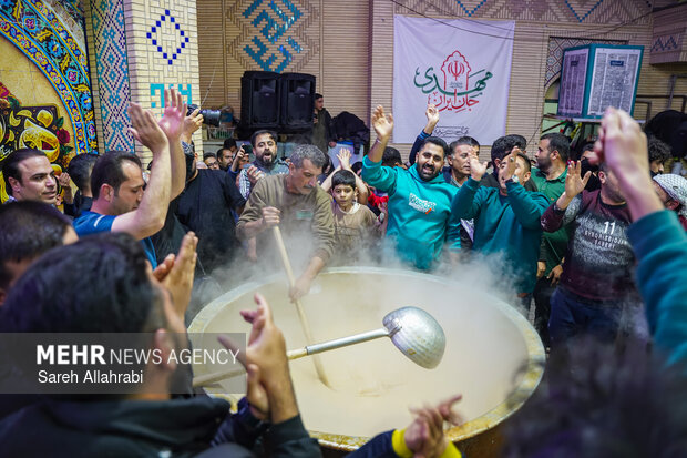 پخت ۵۰ تن سمنو در شیراز