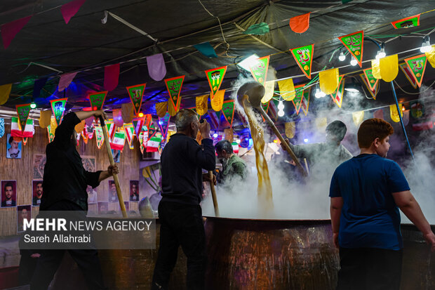 پخت ۵۰ تن سمنو در شیراز