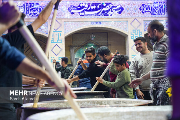 پخت ۵۰ تن سمنو در شیراز