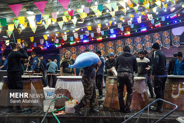 پخت ۵۰ تن سمنو در شیراز