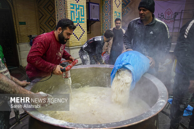 پخت ۵۰ تن سمنو در شیراز