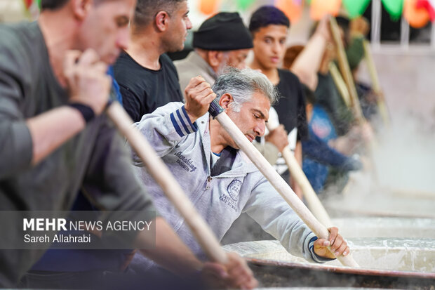 پخت ۵۰ تن سمنو در شیراز