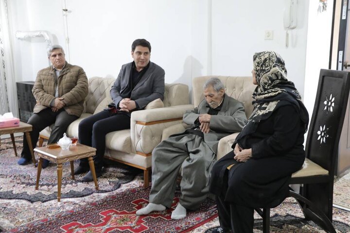 استاندار کردستان با خانواده شهدای بمباران ۲۸ دی سنندج دیدار کرد