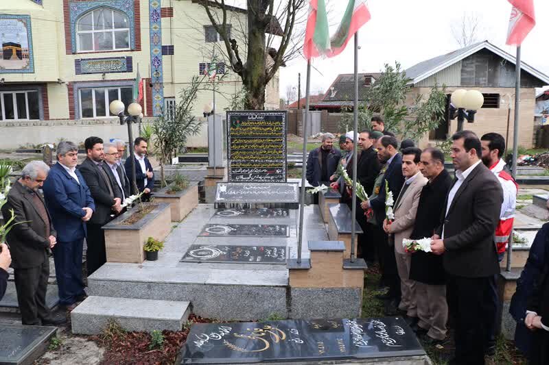 مزار شهدای نصیرمحله گلباران و عطرافشانی شد مزار شهدای نصیرمحله گلباران و عطرافشانی شد