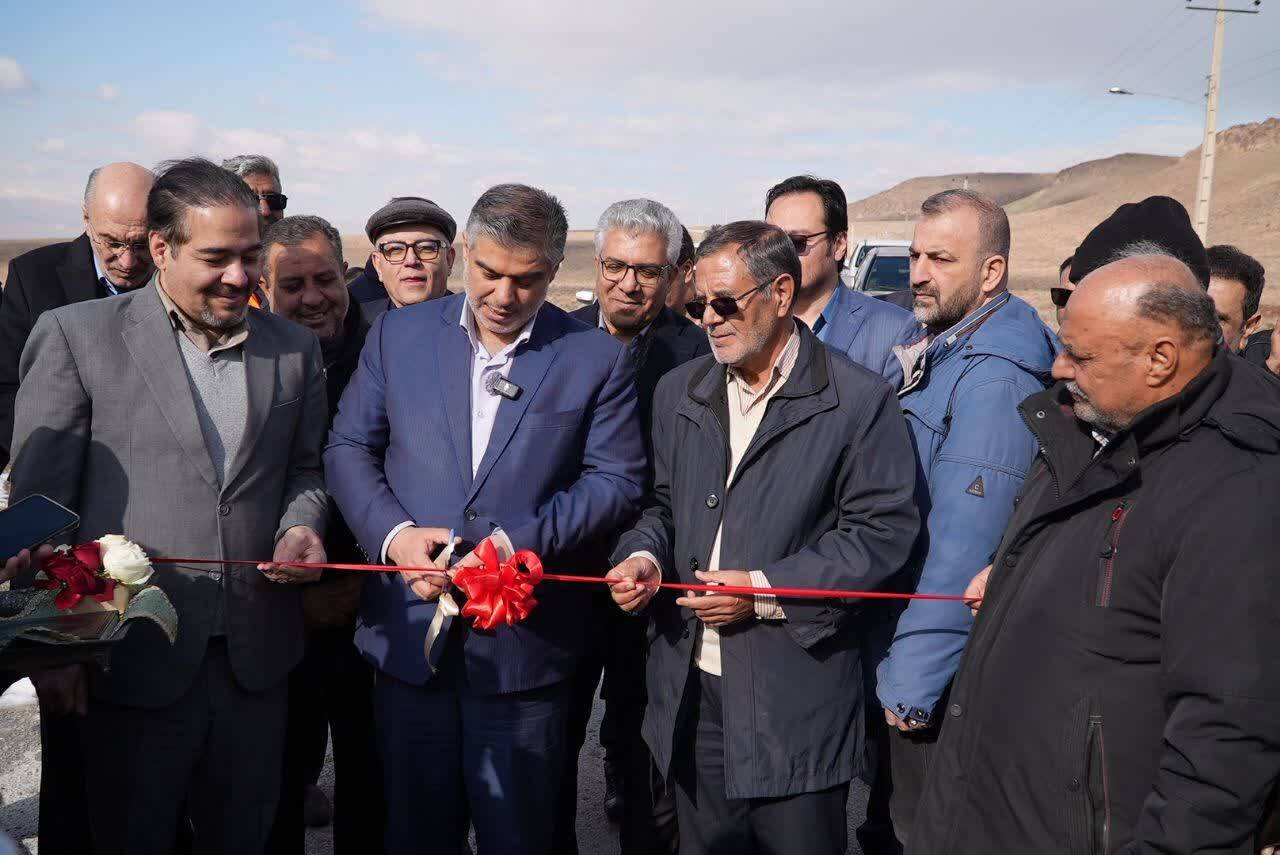 زندیه وکیلی:افتتاح طرح‌های دهه فجر منجر به اشتغال۱۱۵۸ نفر در دلیجان شد