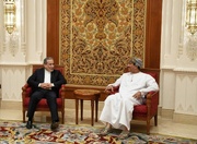 وزير الخارجية الايراني يصل إلى العاصمة العمانية مسقط