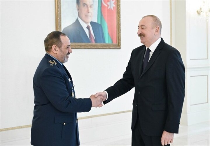 وزير الدفاع الإيراني يلتقي رئيس أذربيجان في باكو