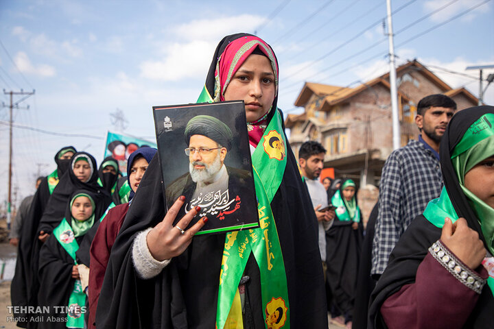 Kashmiris march in support of the Leader of the Islamic Revolution