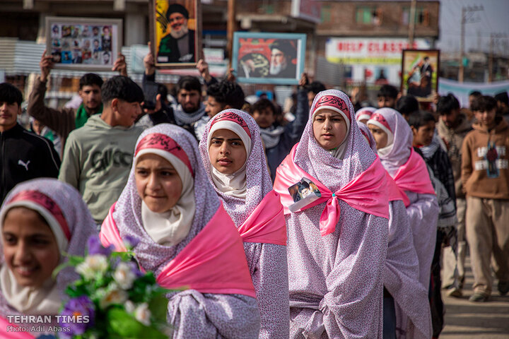 Kashmiris march in support of the Leader of the Islamic Revolution