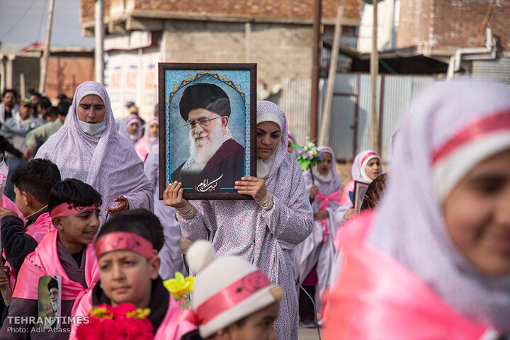 Kashmiris march in support of the Leader of the Islamic Revolution
