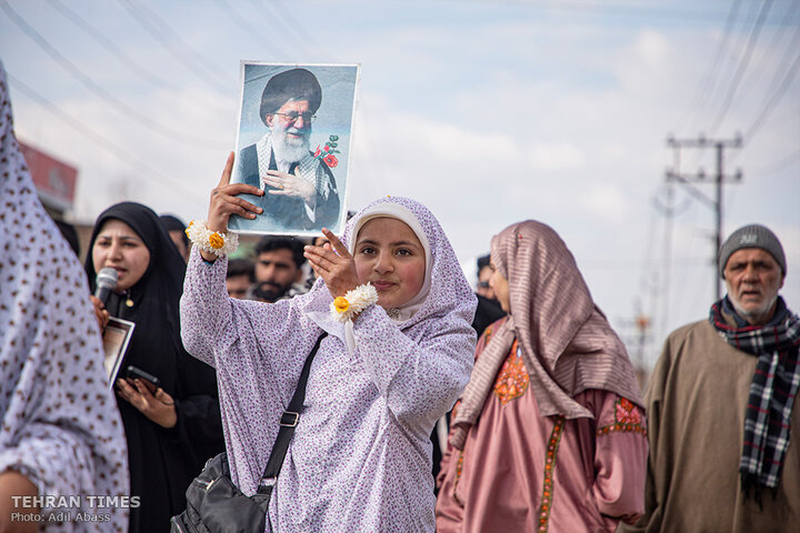 Kashmiris march in support of the Leader of the Islamic Revolution