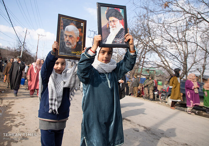 Kashmiris march in support of the Leader of the Islamic Revolution