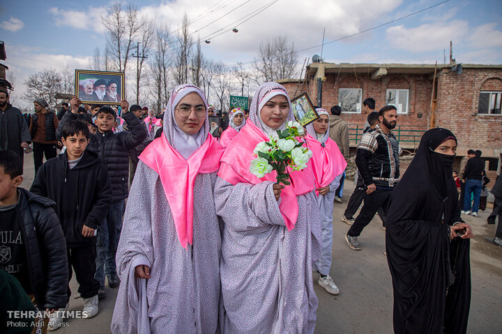 Kashmiris march in support of the Leader of the Islamic Revolution