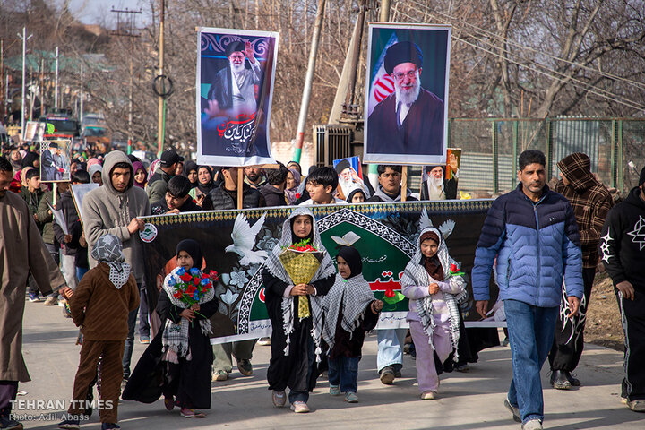 Kashmiris march in support of the Leader of the Islamic Revolution